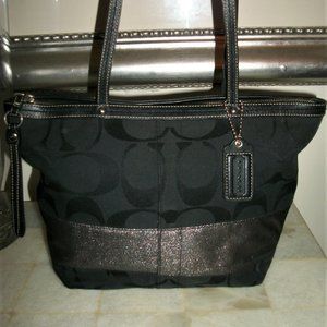 Coach Black Monogram Shoulder handbag Purse Excellent condition